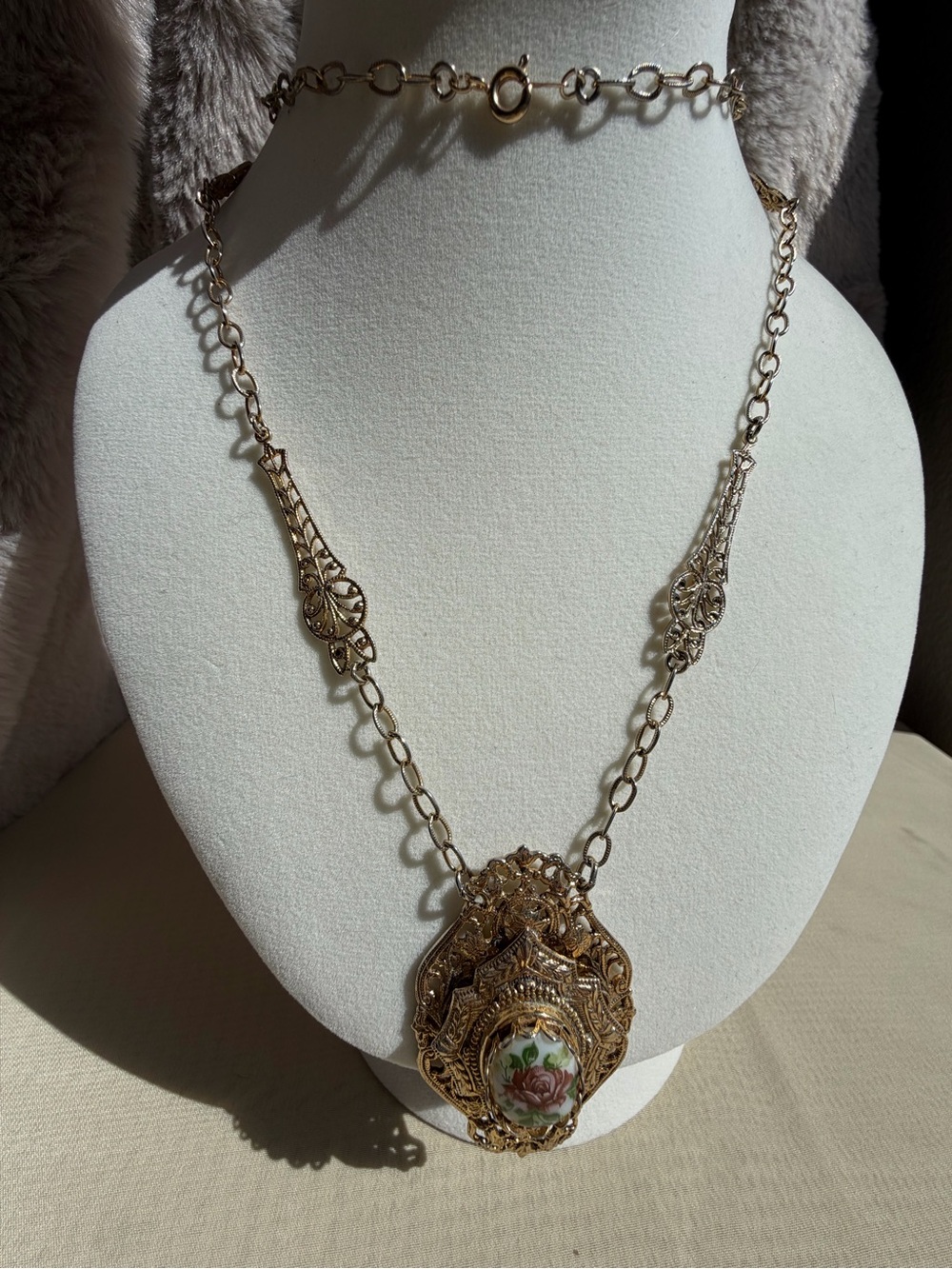 Vintage Art Deco Filigree Pendant Necklace